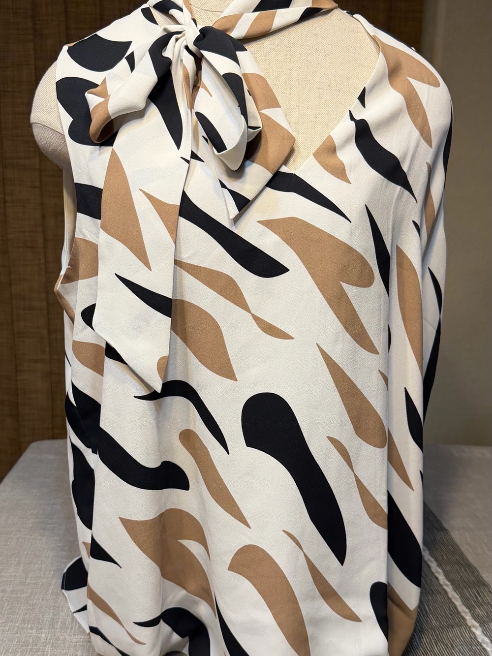 Ann Taylor Sleeveless V-Neck Printed Blouse in White, Tan & Black